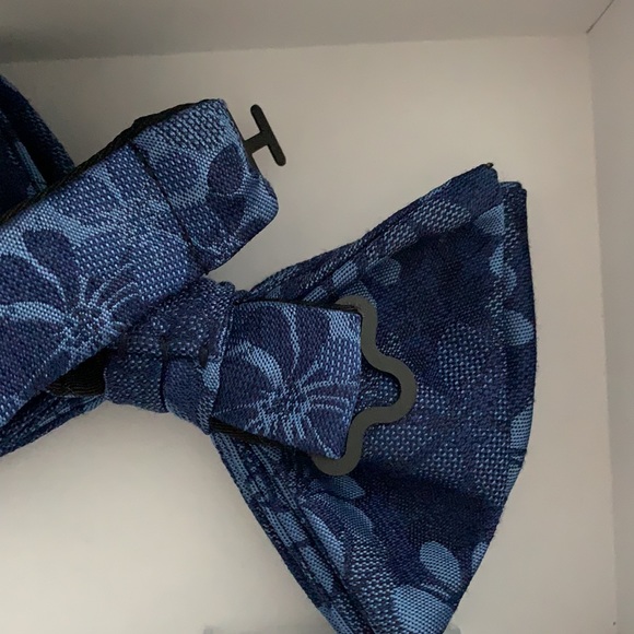 Calvin Klein Navy Floral Pattern Bow tie - Picture 4 of 4